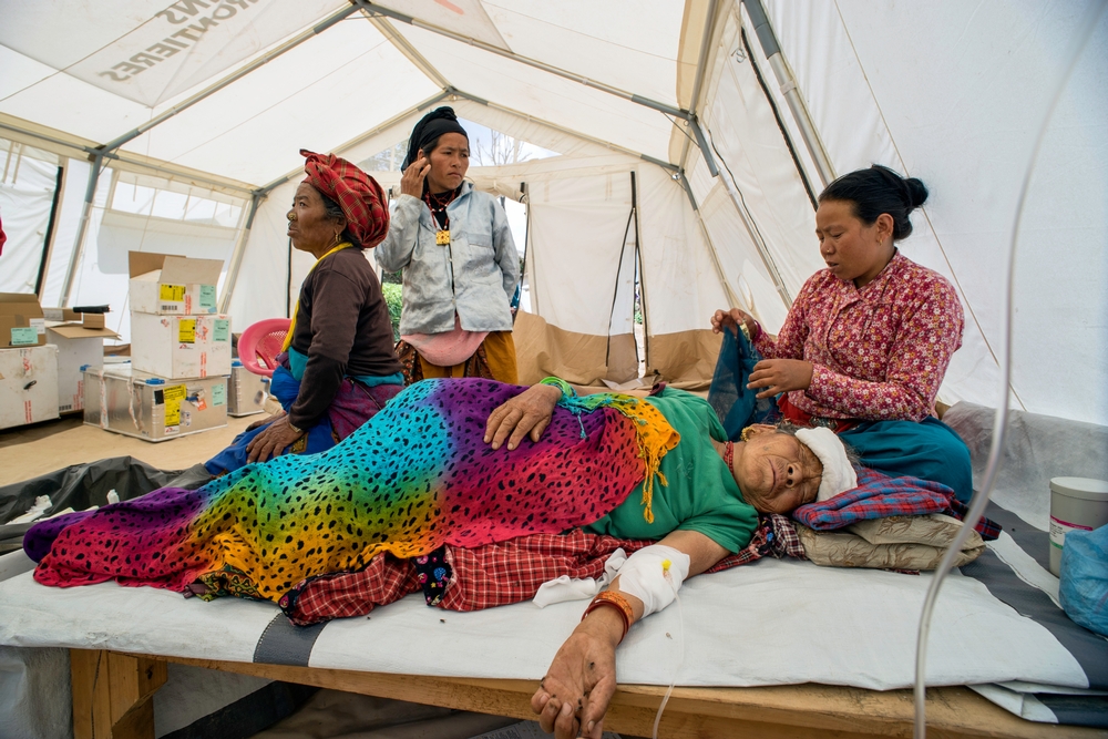 Dans une clinique sous tente de Médecins Sans Frontières à Chapchet, une femme gravement malade et très affaiblie reçoit des soins. © Brian Sokol/Panos Pictures