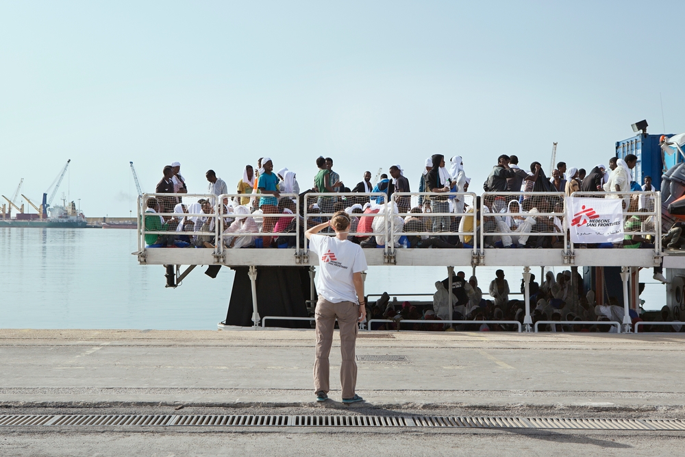 Un bateau de MSF arrive avec 369 personnes à Pozzallo, Une équipe de MSF les attend. © Alessandro Penso