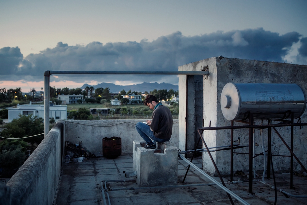 Un jeune Afghan sur le toit du Captain Elias. © Alessandro Penso