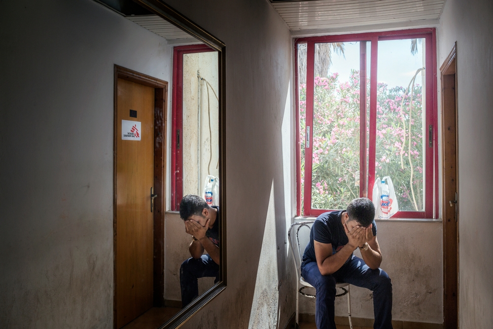 Kos, Griekenland. Een Syrische vluchteling wacht op zijn beurt voor een consultatie bij AZG in hotel Elias. © Alessandro Penso