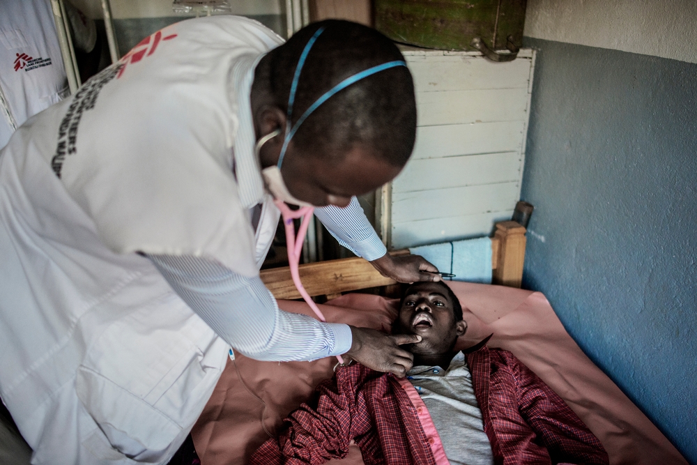 Une équipe médicale de Médecins Sans Frontières dispense des soins dans la prison de Maula. Beaucoup de détenus sont en mauvaise santé à cause des piètres conditions de vie. © Luca Sola