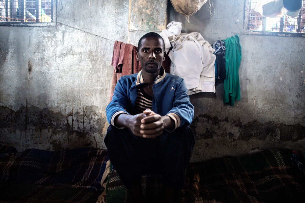 Abeba (41 ans) est un réfugié éthiopien. Alors qu’il essayait de rejoindre l’Afrique du Sud, il a été arrêté au Malawi car il n’avait pas de papiers en règle. « Nous dormons sur le sol en ciment. Quand on se réveille le matin, on a mal partout. » © Luca Sola