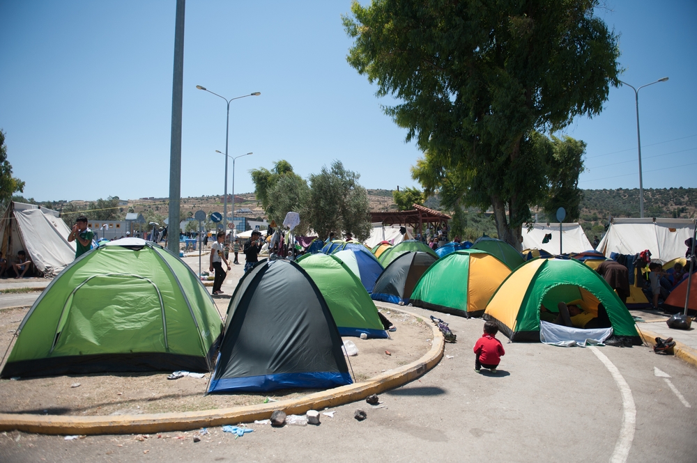 Tenten staan verspreid op een rond punt in het  Kara Temp-kamp. Veel migranten hebben zelfs geen onderdak en slapen in de open lucht. © Georgios Makkas/AZG