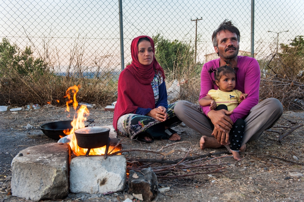 Leila (31) en Jorahan (35), uit Afghanistan, leven met hun kinderen in het Kara Tepe kamp op Lesbos. ‘De leefomstandigheden zijn hier zwaar. We hebben weinig voedsel en ons geld is bijna op.’ © Georgios Makkas