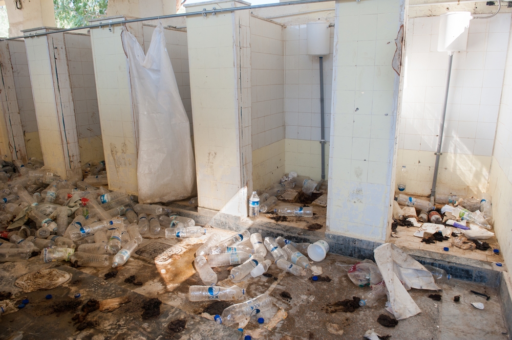 De mannentoiletten lopen over in het Moria-kamp in Lesbos. © Georgios Makkas/AZG