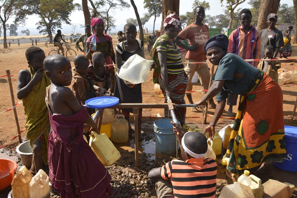 MSF effectue également des distributions d’eau à cinq endroits. En tout, l’organisation distribue plus de 270 000 litres par jour. ©  Eveline Meier