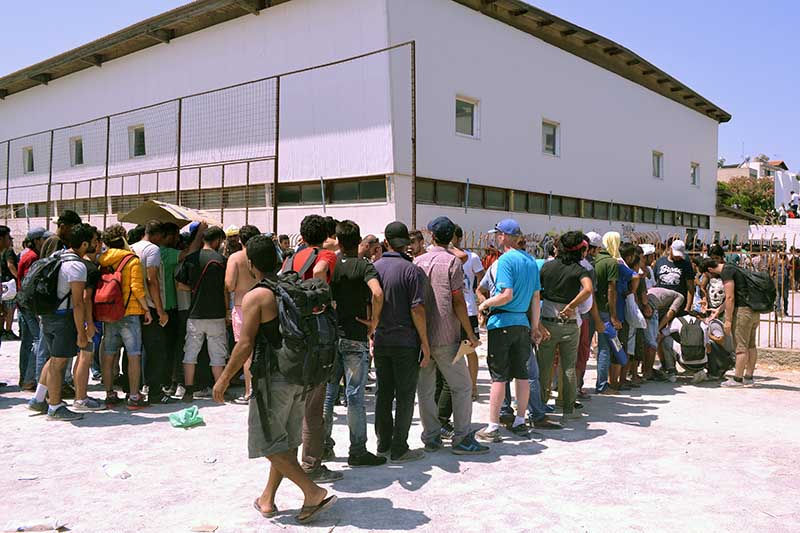 Les migrants font la file à l'extérieur du stade de Kos en attendant d'être enregistrés par la police grecque. © Julia Kourafa / MSF