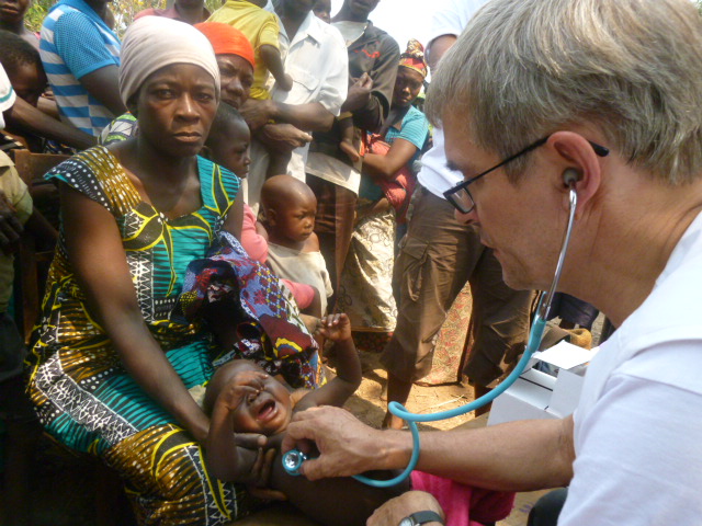 Medische teams van Artsen zonder Grenzen gaan in de regio Kabalo actief op zoek naar kinderen met mazelen en geven ter plaatse medische hulp. © MSF