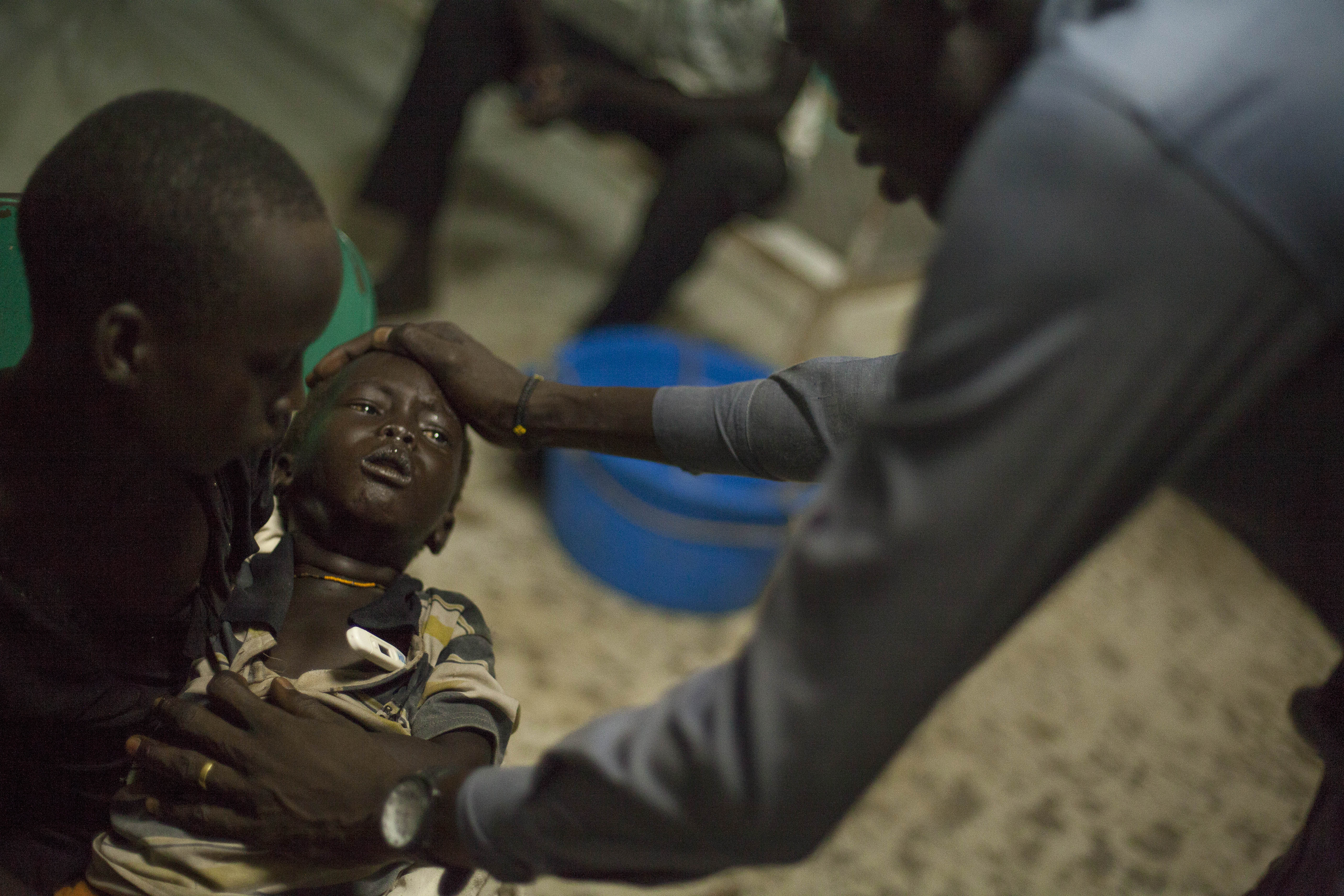 Kume is een driejarige jongen die positief werd getest op malaria © Brendan Bannon/MSF