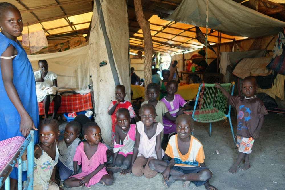 Ceux qui ont été réinstallés à l’intérieur du camp n’ont pas d’autre choix que de vivre dans des tentes communautaires bondées. Le jour, beaucoup de gens n’y sont pas, mais le soir, plus de 50 personnes dorment dans cette tente. Elle a la taille d'une salle de classe. La majorité des gens dorment sur de petits tapis à même le sol de terre battue. Avec l’arrivée de la saison froide, beaucoup de personnes n’ont pas de couverture pour se réchauffer.