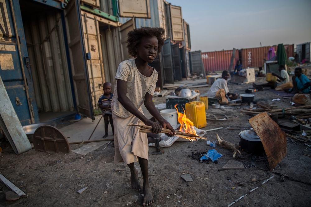 En juillet et août, 16.000 personnes sont arrivées au camp, fuyant un regain des violences et la malnutrition. Ils vivent dans des abris de fortune dans une zone du camp qui n’est pas désignée comme habitable. Dans cette partie du camp, les conditions sont horribles : il y a des ordures, de la boue et des barbelés partout. © Anna Surinyach/MSF