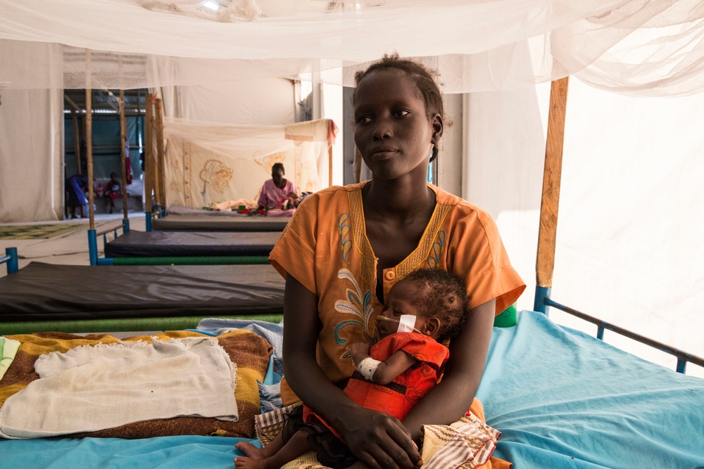 Mary James, âgée de trois mois, reçoit des soins du personnel médical dans le camp de protection des civils de Malakal au Soudan du Sud. Pendant les deux premiers mois de sa vie, Mary a dormi dans une tente bondée, sur un lit en acier sans matelas ni couverture. Il y a un mois, la mère de Mary, Sarah, l'a amenée ici, car elle souffrait d’une grave pneumonie. Jusqu'à tout récemment, Mary était reliée à un oxygénateur.