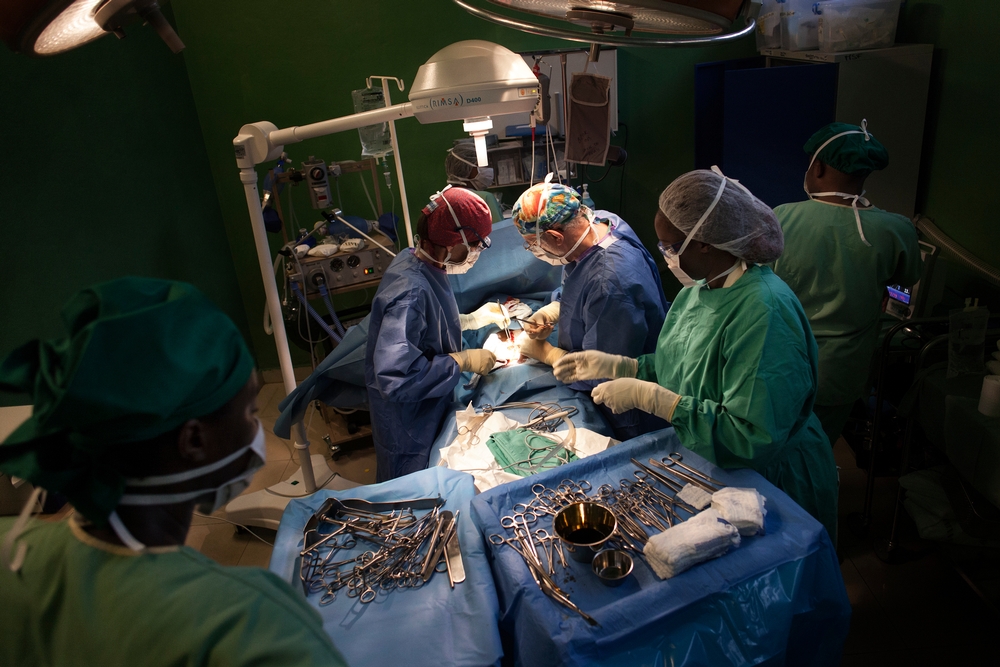 Een chirurg opereert een jong meisje dat aan de buik gewond raakte door een granaat. ©Albert Masias/AZG