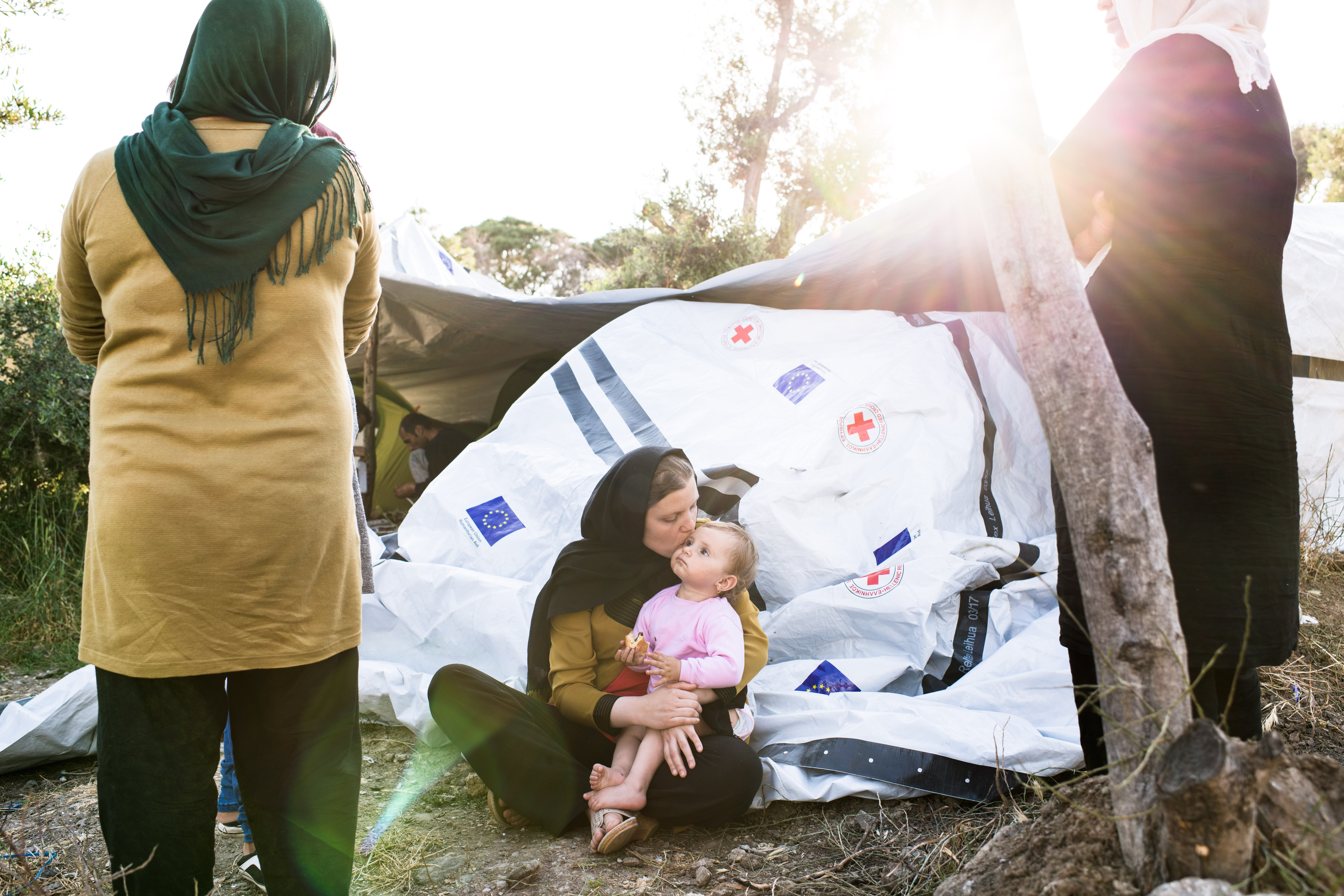 Une famille à Lesbos devant sa tente