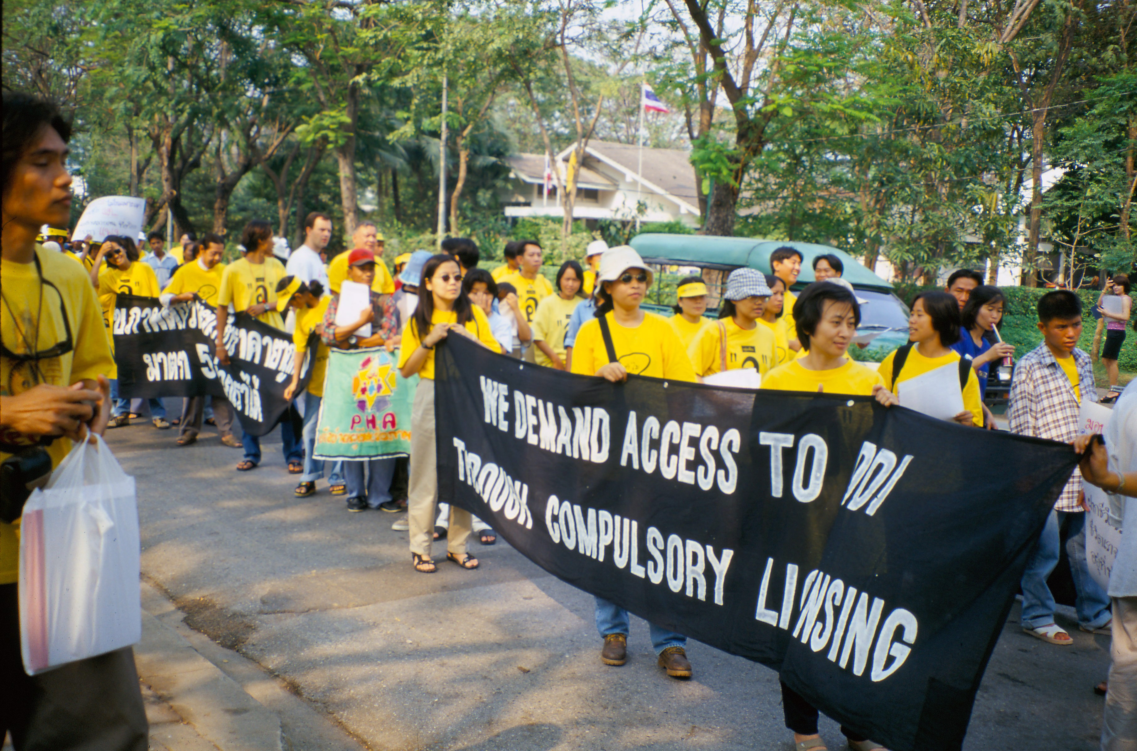 Protestation de la Campagne d’Accès aux Médicaments dans les rues de Bangkok, Thaïlande, en janvier 2001.