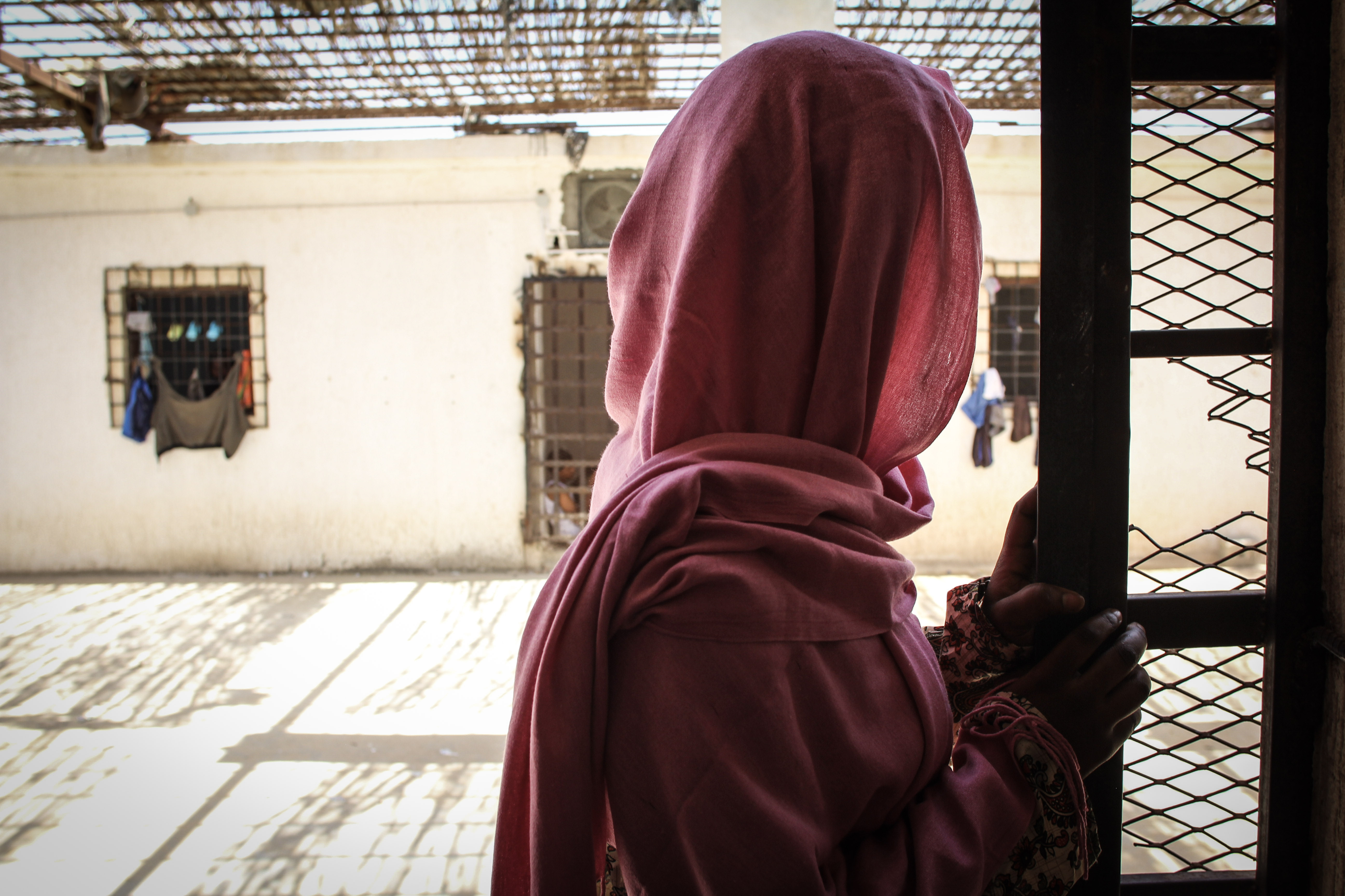 Femme dans un centre de détention en Libye