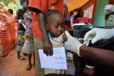 Een meisje in het district Matoto, Guinee, wordt ingeënt tegen mazelen. Elke jaar vaccineren teams van Artsen Zonder Grenzen miljoenen mensen, veelal bij uitbraken van ziekten als mazelen, meningitis, gele koorts en cholera. © Ikram N’gadi 