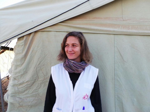 Klinisch psychologe Charlotte Yence in een vluchtelingenkamp voor Syrische vluchtelingen in Irak.