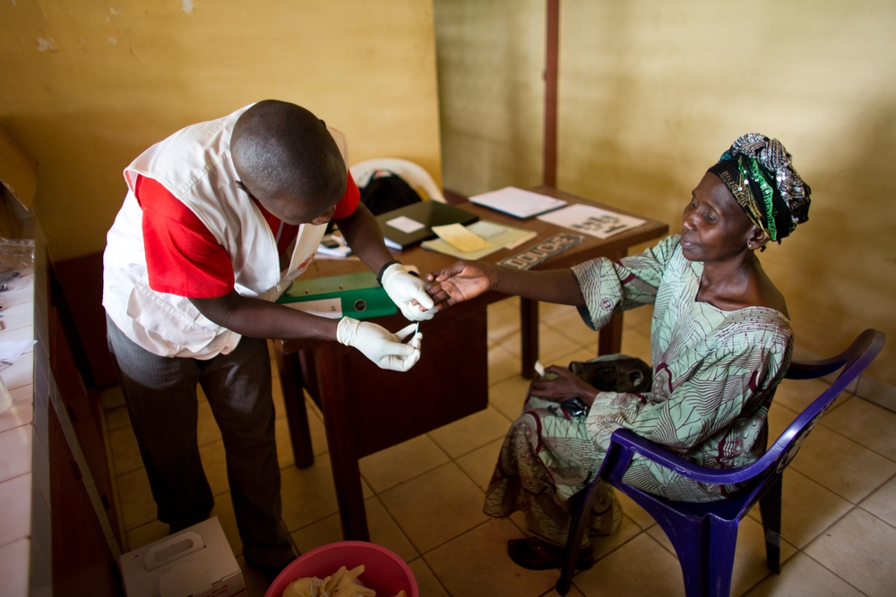 De 46-jarige Christine Yatoungou laat zich door AZG testen op hiv/aids in Bossangoa, in de Centraal-Afrikaanse Republiek. © Ton Koene, 2013