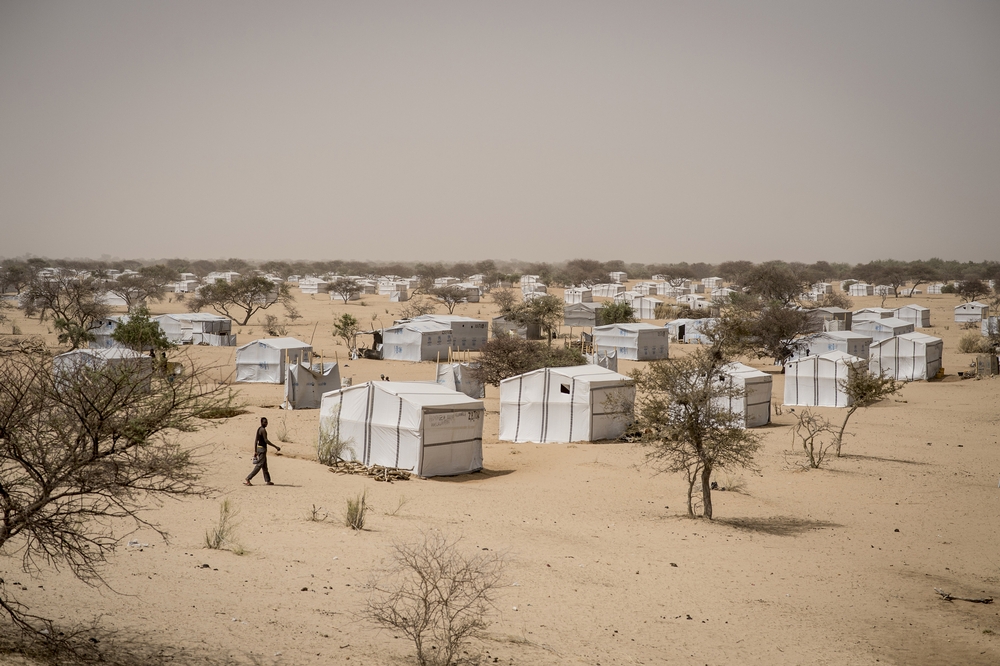 Des dizaines de nigérians se sont rassemblés dans un quartier de la ville tchadienne de Baga, après avoir pris la fuite suite aux violences de Boko Haram  ©Sylvain Cherkaoui/Cosmos. Tchad, 2015. 