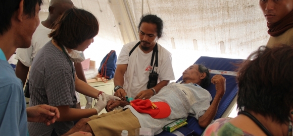 Een patiënt krijgt verzorging in het veldhospitaal van Artsen Zonder Grenzen in Guiuan 
