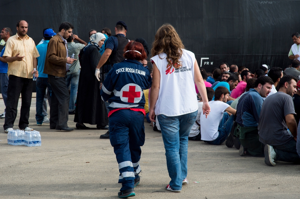 Syrische vluchtelingen komen aan op Sicilië nadat ze gered zijn op zee © Ikram N Gadi
