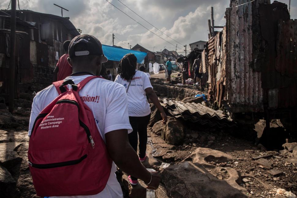 Ruim 6.000 vrijwilligers zijn in Freetown en de omliggende districten van deur tot deur gegaan om de malariamedicijnen uit te delen. © Anna Surinyach/AZG