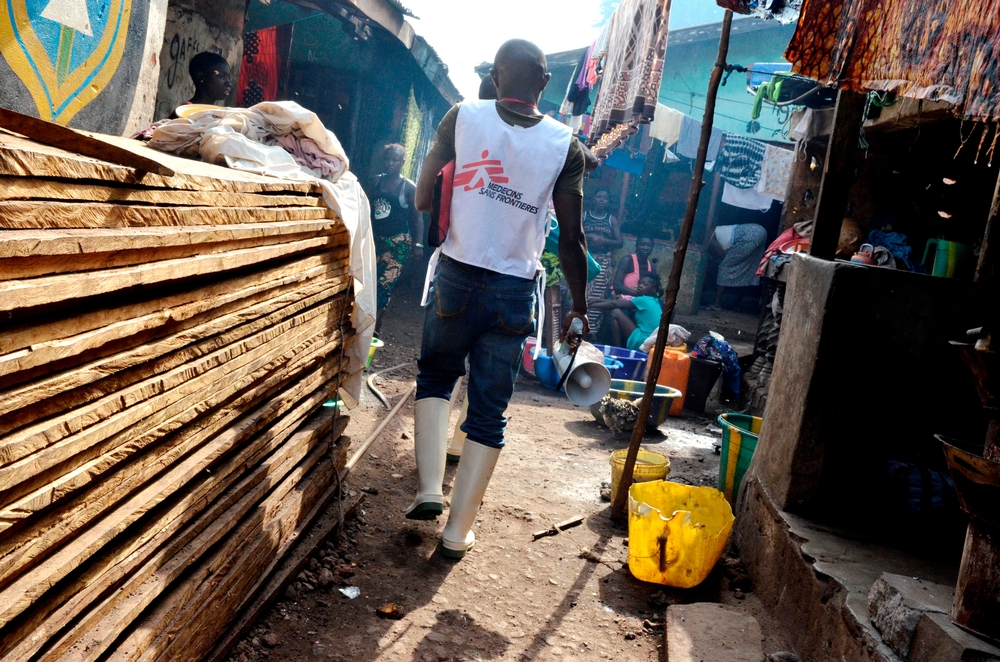 In Freetown, Sierra Leone, gaan teams van Artsen zonder Grenzen naar wijken en buurten toe om mogelijk nieuwe besmettingsketens te onderzoeken en om voorlichting te geven. © Alessandro Siclari/MSF
