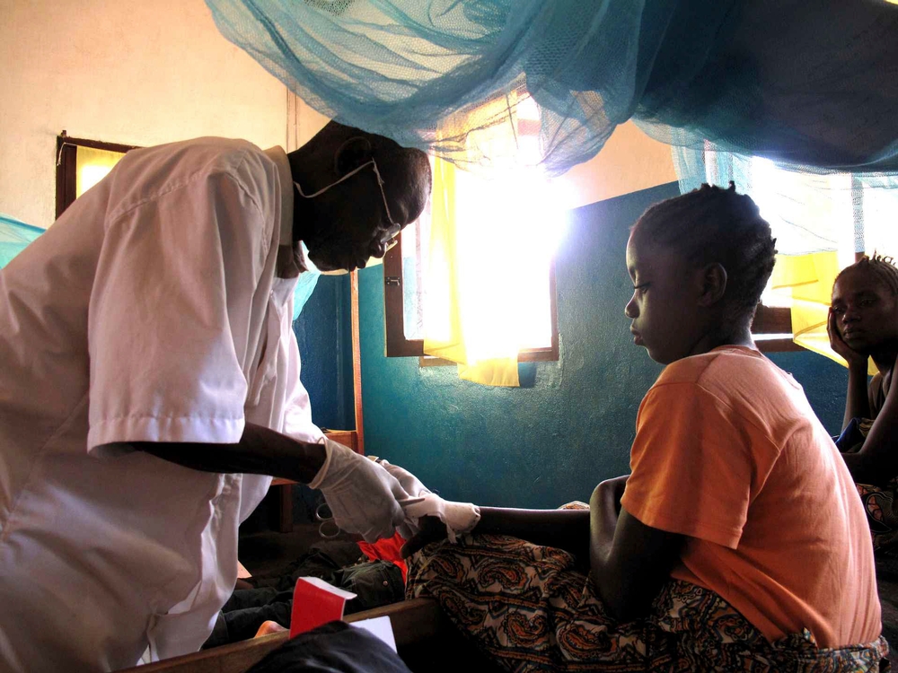 Een patiënte in het tweede stadium van de ziekte krijgt een behandeling met NECT in een ziekenhuis in Dingila. © Claude Mahoudeau. Congo, 2010.