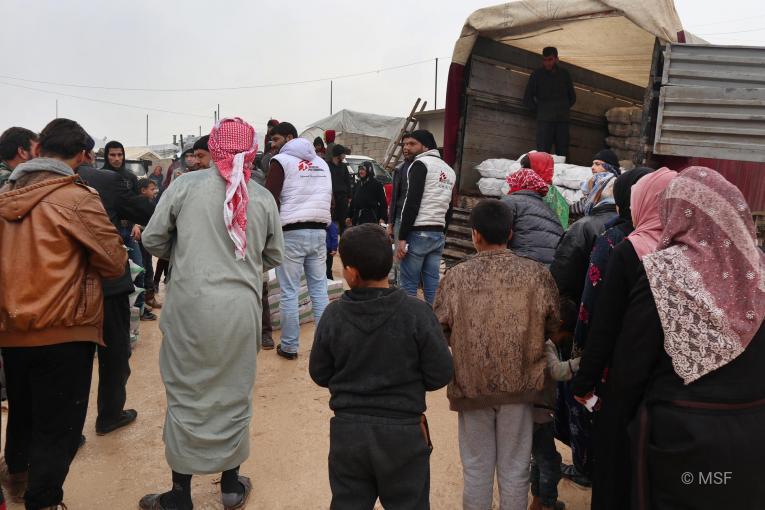 Les équipes MSF distribuent des fournitures de secours dans un camp de la zone de Jebel Harem.