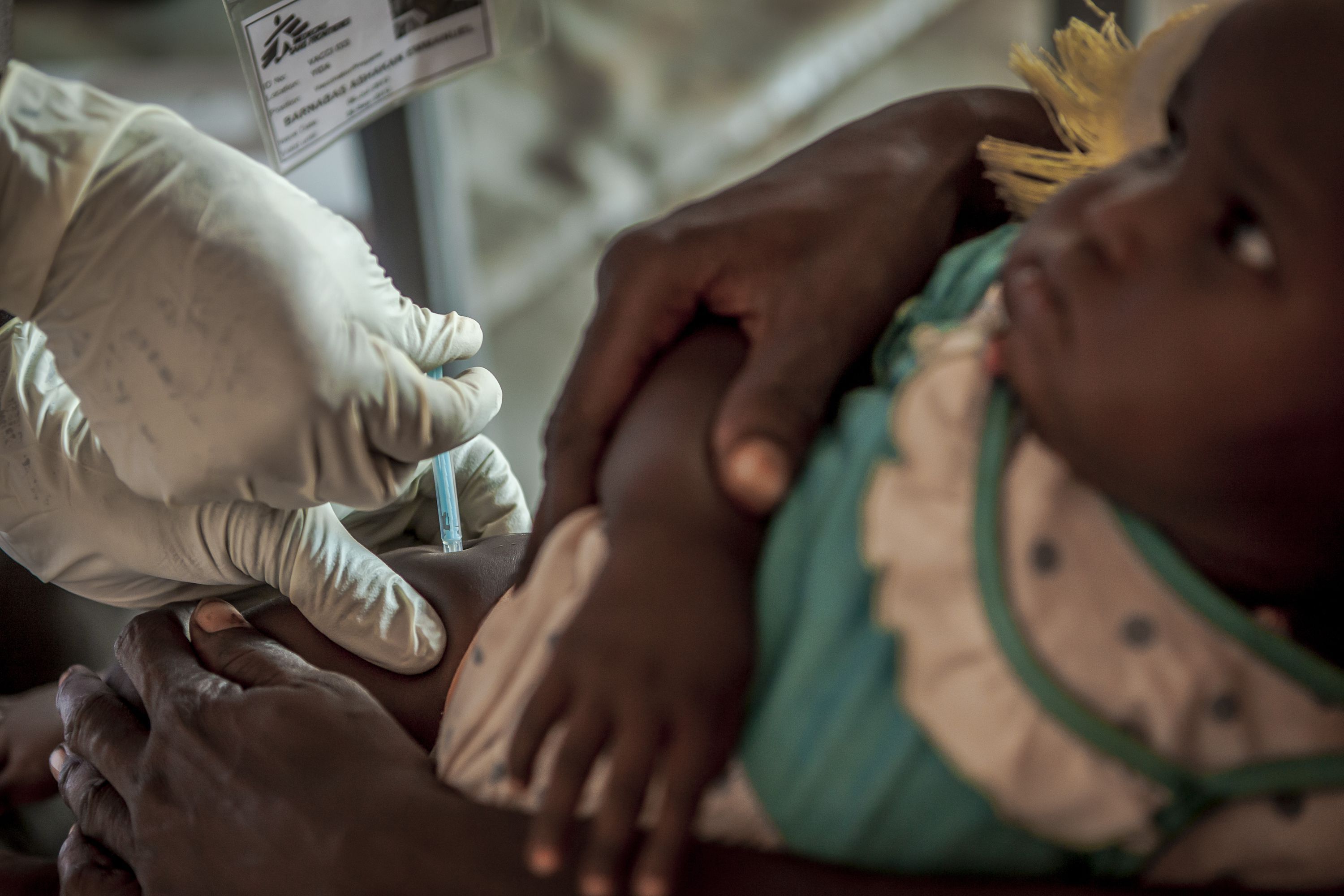 Une petite fille se fait vacciner contre la pneumonie en Centrafrique