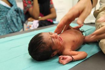 Een van de geredde vluchtelingen was een 5-dagen oud, te vroeg geboren baby. Hij, zijn tweelingbroer en moeder werden overgebracht naar een ander schip voor een snelle medische evacuatie. © MSF