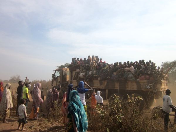 Vluchtelingen uit de Centraal-Afrikaanse Republiek komen per vrachtwagen aan in Tsjaad. © Artsen Zonder Grenzen. Tsjaad, 2014.