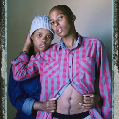 Ntombokuzo (à droite) et sa copine Olwetu (à gauche) disent qu'elles se font insulter tous les jours dans le township de Khayelitsha, au Cap, en Afrique du Sud. 