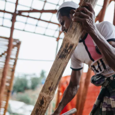 Rohingya-arbeider bouwt een nieuw onderkomen