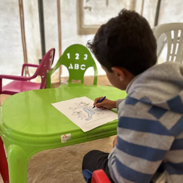 Enfant qui dessine à Gaza