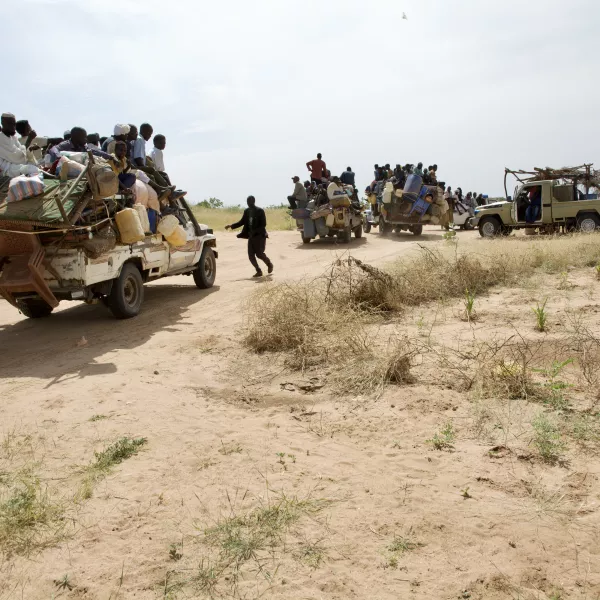 Arrivée de civils déplacés provenant d'El-Fasher assiégée au poste de contrôle à l'entrée de Tawila, Darfour-Nord, Soudan, 2024.
