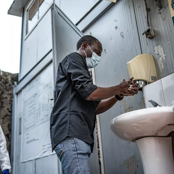 homme qui se lave les mains