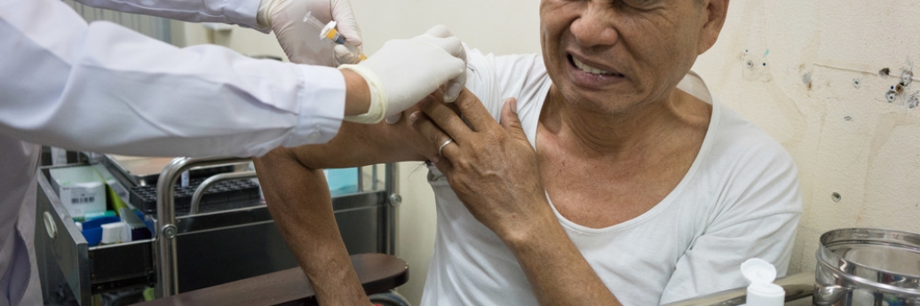 Din, 50 ans, reçoit une piqûre à la clinique MSF dédiée à l'hépatite C de Phnom Penh © Todd Brown