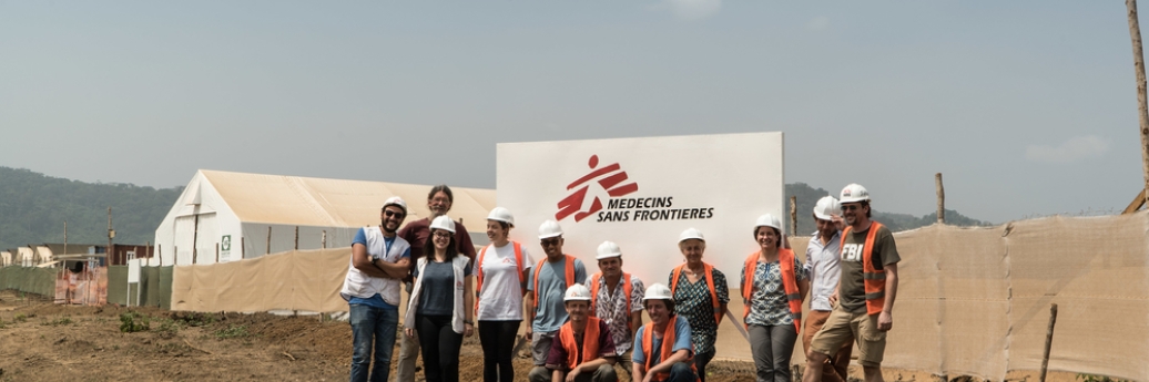 L'équipe d'expatriés MSF devant l'hôpital de Kenema encore en construction © Giuseppe La Rosa. Sierra Leone, février 2018