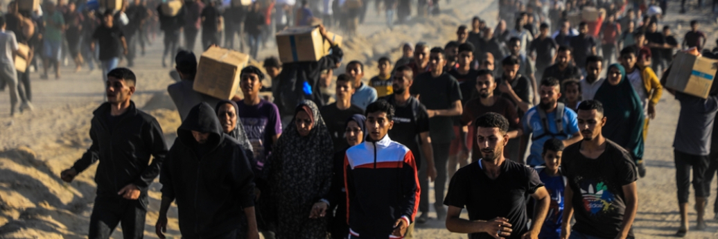 Des Palestiniens au site de distribution de la GHF à Netzarim risquent leur vie pour recevoir de la nourriture. ©MSF