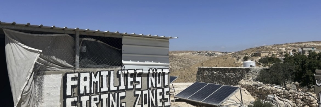 "Families not a firing zone" écrit sur un mur