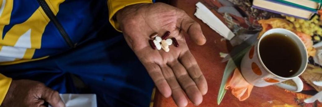 Een patiënt neemt zijn tuberculosemedicatie in het dorp Chudniv, in de regio Zhytomyr, Oekraïne. © Oksana Parafeniuk/MSF