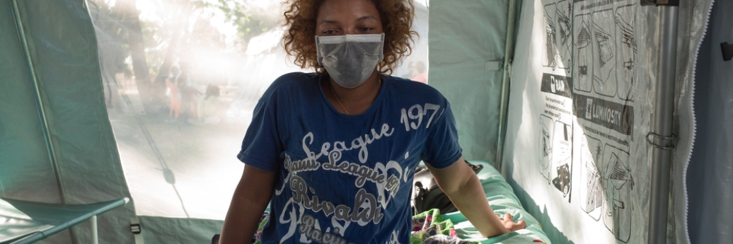  Marie, 22, werd opgenomen in het pest-hospitaal van Artsen Zonder Grenzen. Ze moet er een week blijven voor de volledige behandeling. © RIJASOLO/AZG. Madagaskar, 2017.