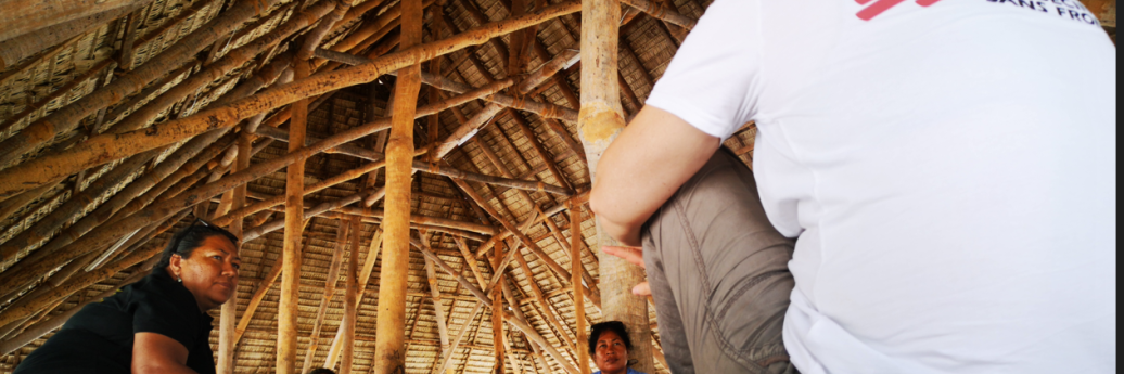 médecin qui s'entretient avec la population