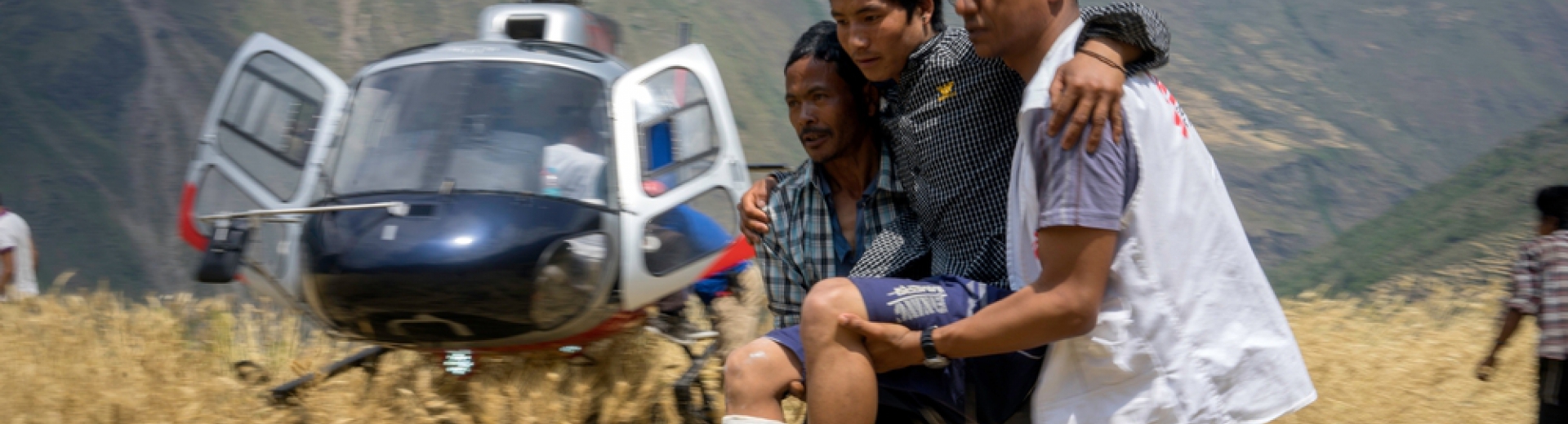 Maila Gurung, 26 ans, revient dans son village après avoir été évacué par hélicoptère vers l'hôpital MSF d'Arughat Bazaar, au Népal, où sa jambe cassée a été plâtrée. ©Brian Sokol/Panos Pictures, mai 2015