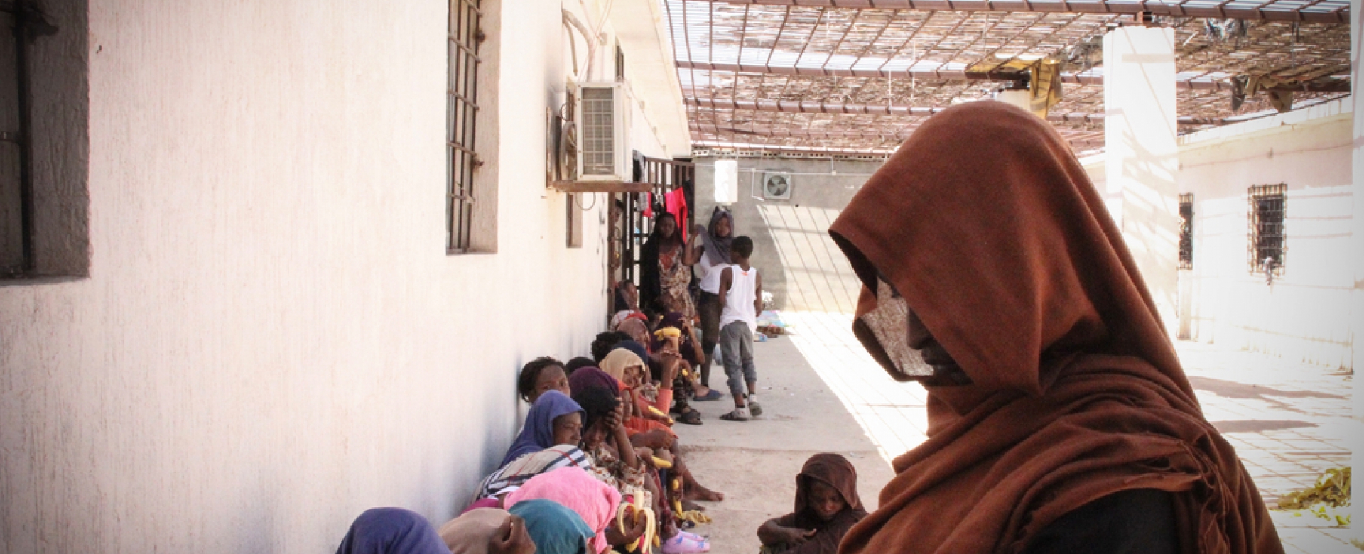 Des femmes et des enfants dans un centre de détention en Libye