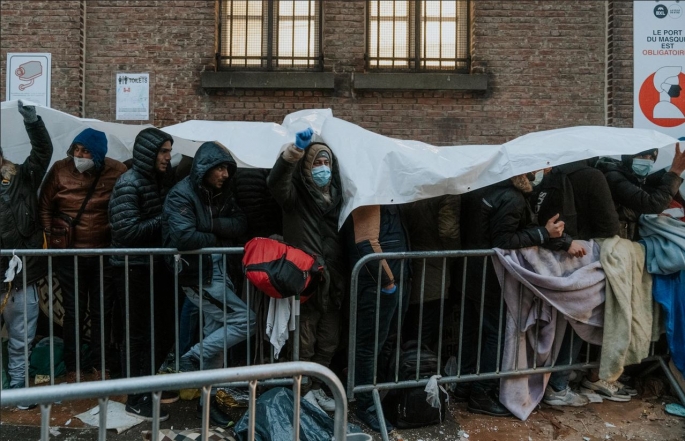 demandeurs d'asile attendent devant Petit Chateau pour acceuil