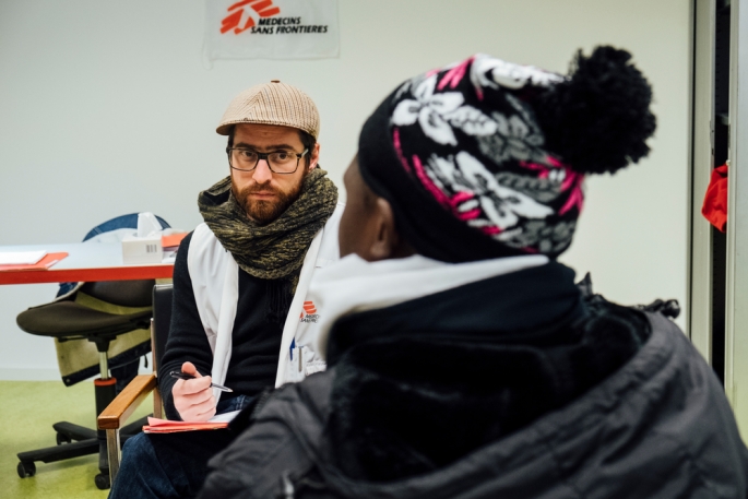 Xavier, psychologue MSF, en discussion avec une personne à l'ancien HUB avant son déménagement à la gare du nord © Bruno de Cock / MSF
