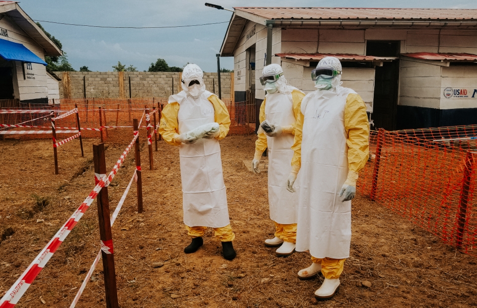 Un médecin MSF et deux travailleurs du ministère de la Santé congolais devant le centre de traitement Ebola de Wangata. République démocratique du Congo